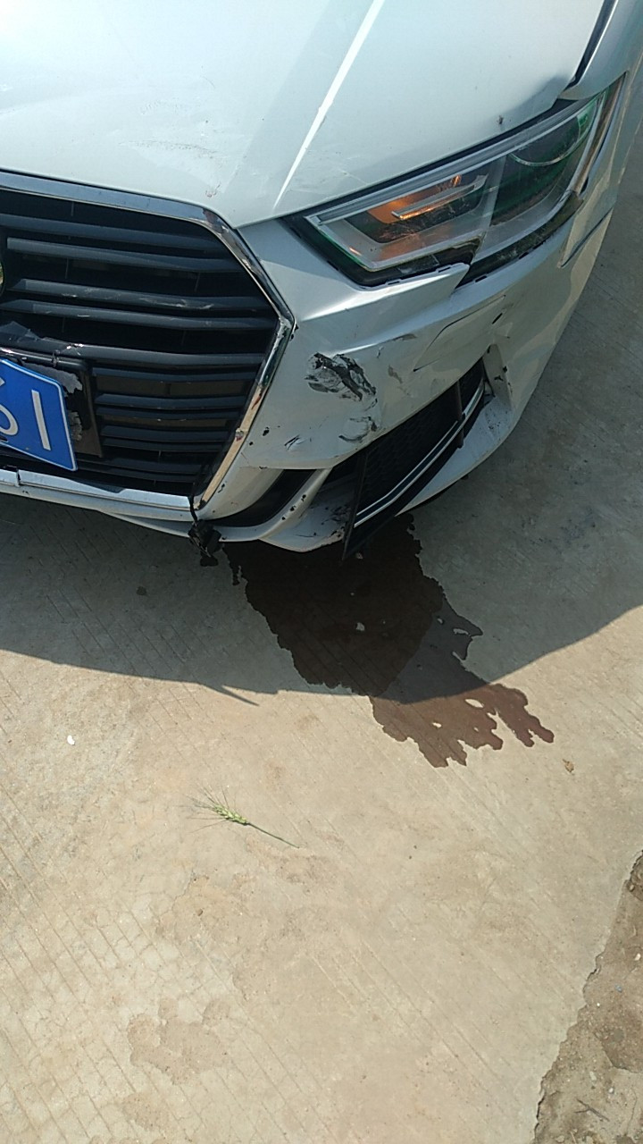 奥迪前脸撞了漏玻璃水