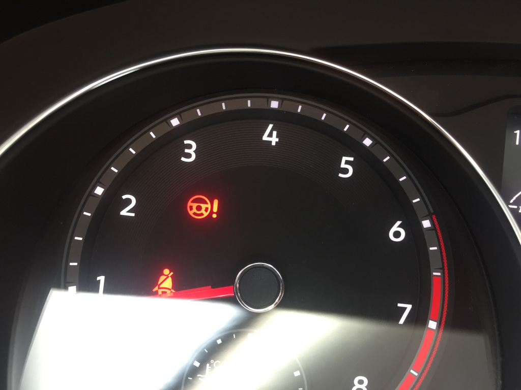 大众途昂转向助力系统故障灯亮起方向锁死