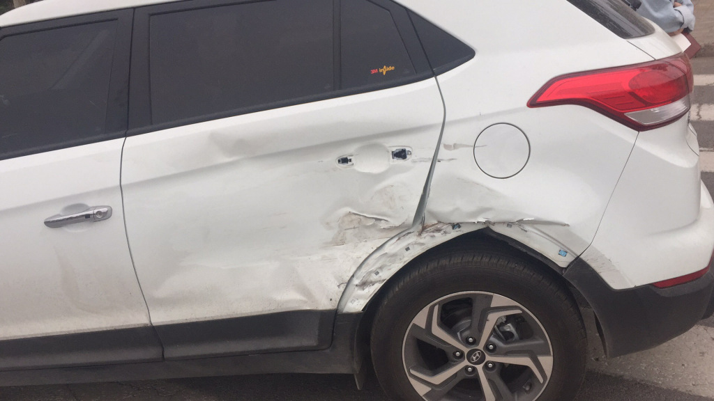 ix25后门被撞了维修大概多少钱