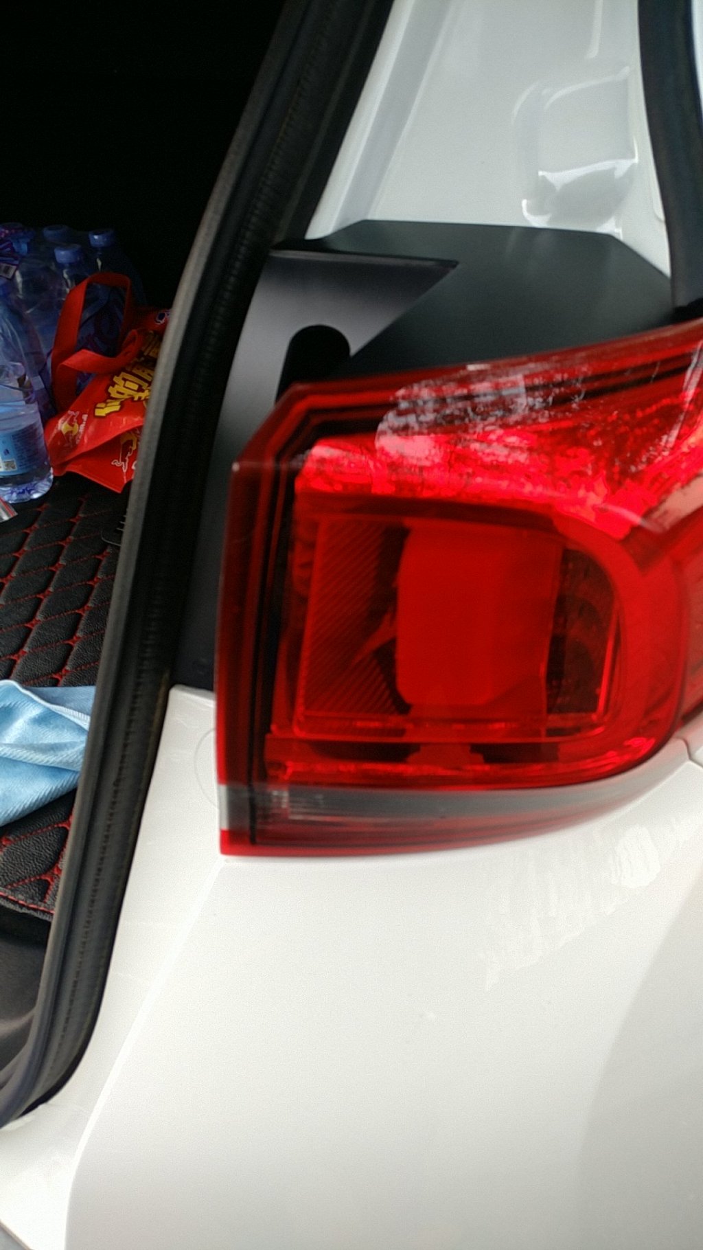 瑞虎七后尾灯总成怎么拆下来