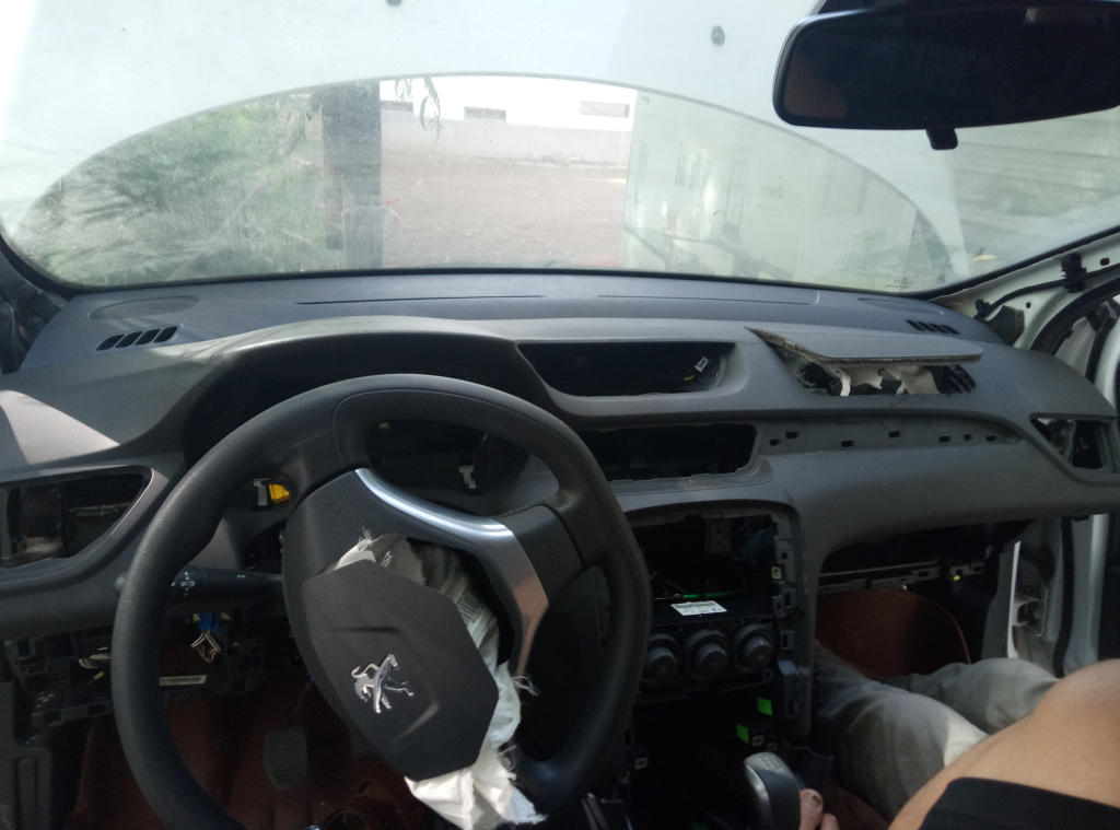 标致308工作台怎么拆